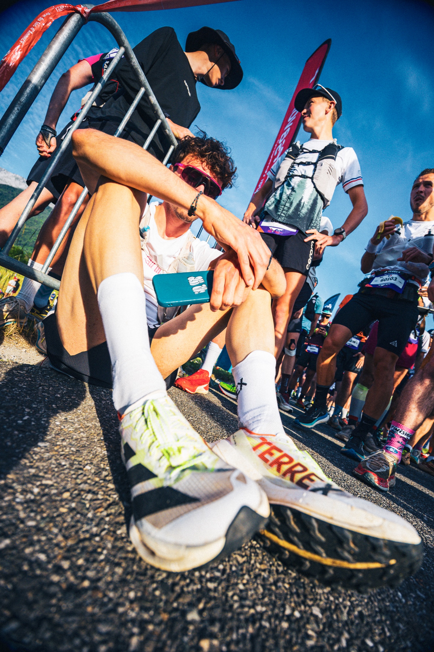 Athlète All In Mind assis au sol au milieu des coureurs