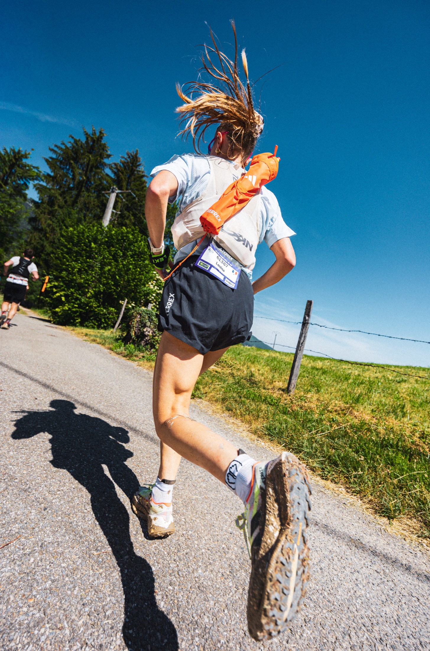 Athlète All In Mind photographiée en pleine course dans une montée