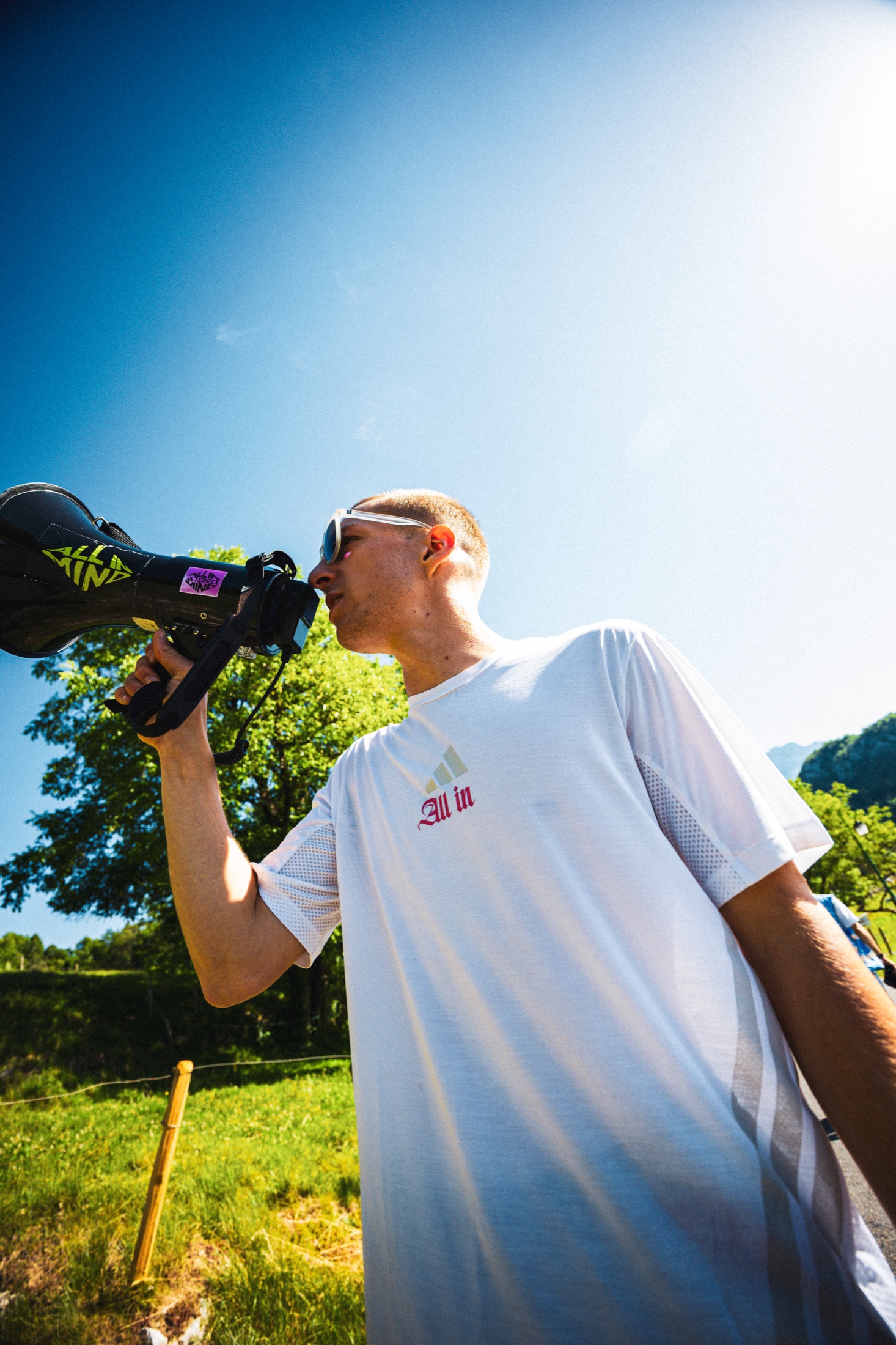 Membre du collectif All In Mind encourageant les coureurs avec un mégaphone