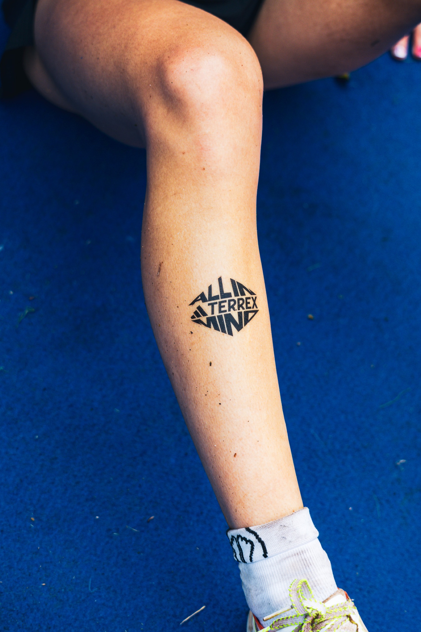 Tatouage temporaire All In Mind et adidas TERREX sur la jambe d’un participant