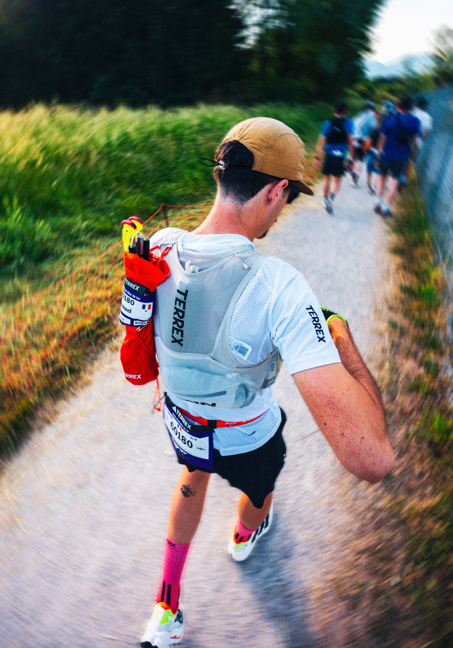 Coureur vu de dos sur un chemin pendant la Maxi-Race