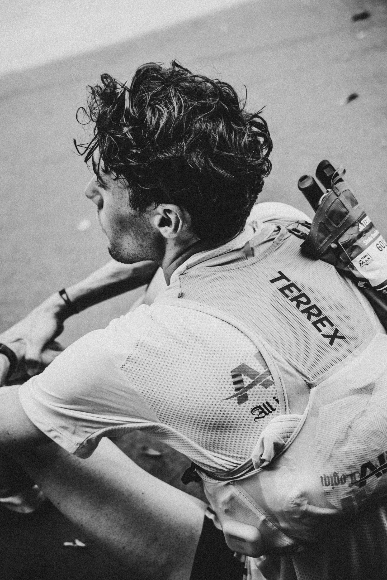 Portrait en noir et blanc d’un athlète après la course