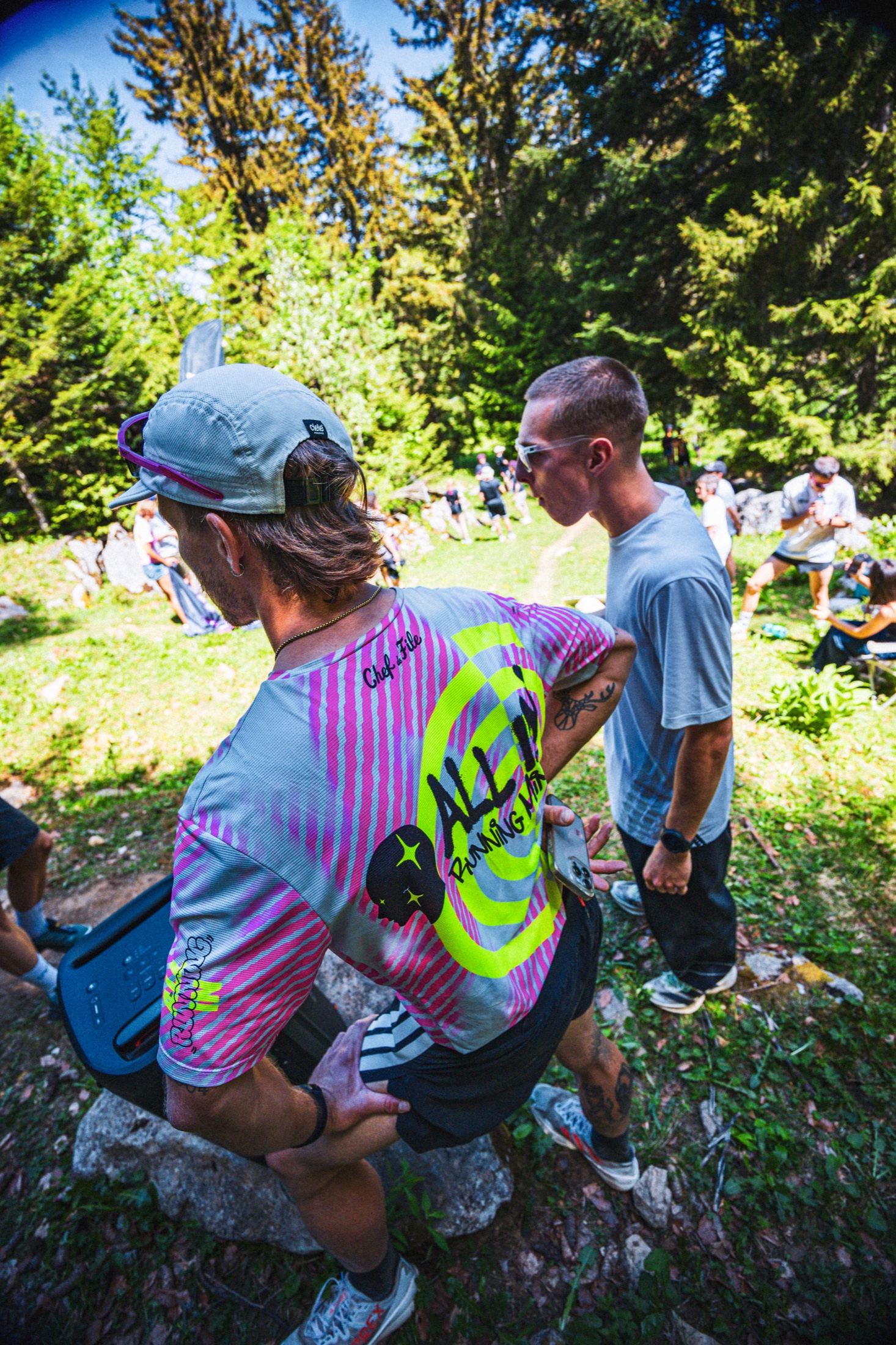 Membre du collectif portant le maillot coloré All In Mind au bord du parcours
