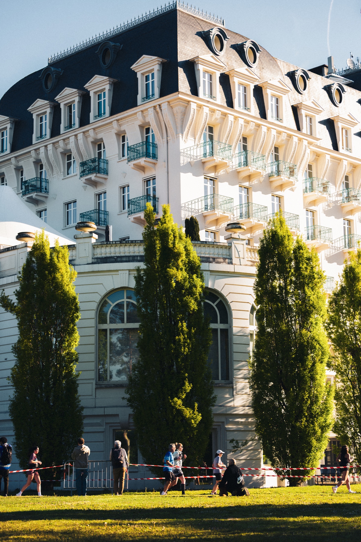Coureurs devant le Palace de Menthon au bord du lac