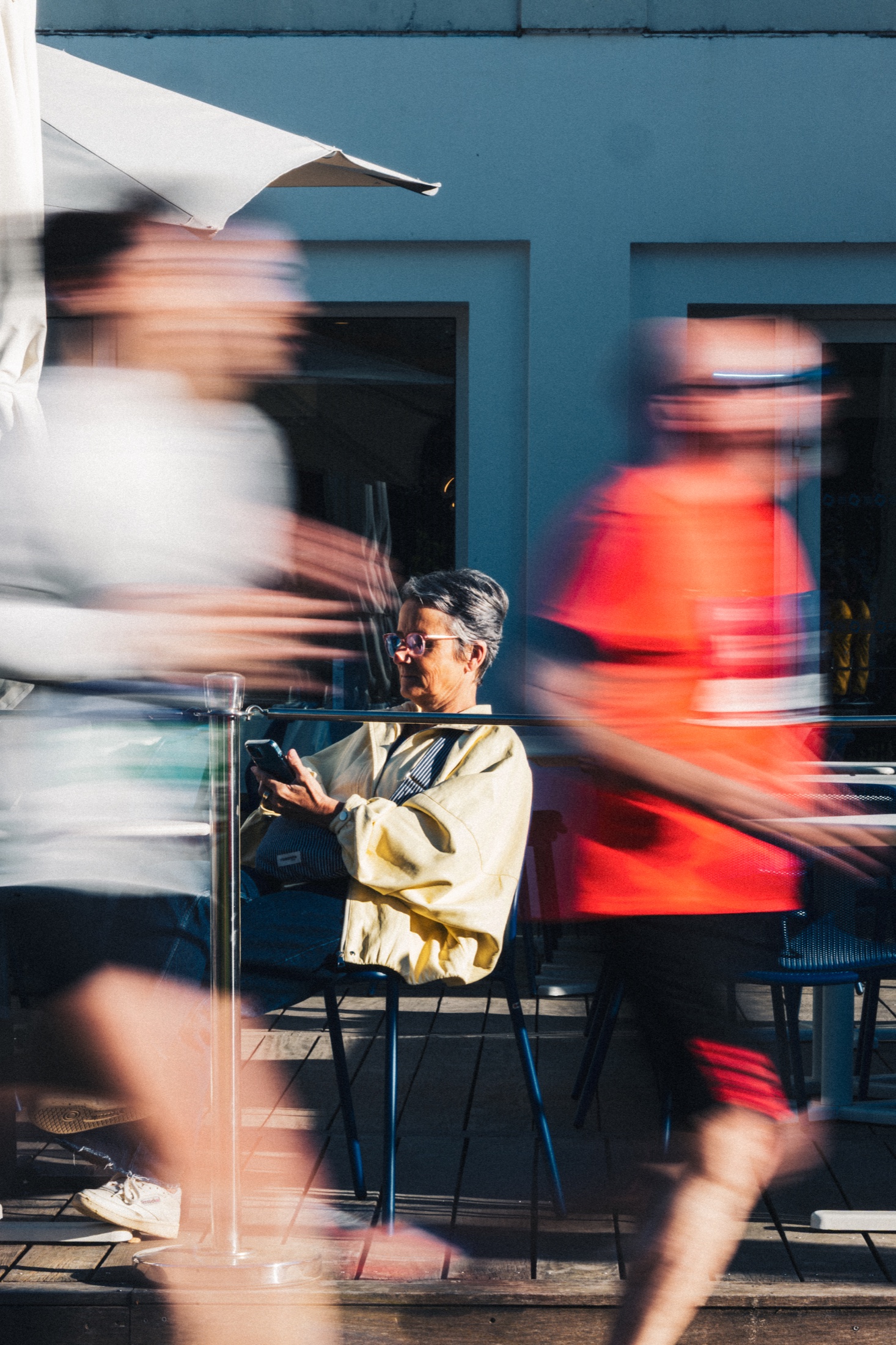 Coureurs en mouvement dans la ville d’Annecy