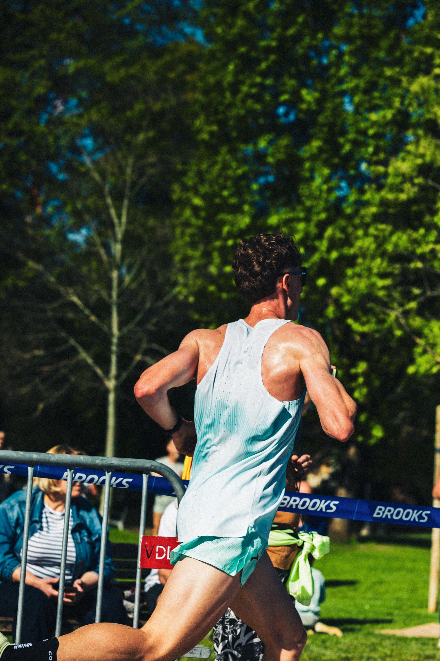 Athlète élite Brooks lancé sur le parcours