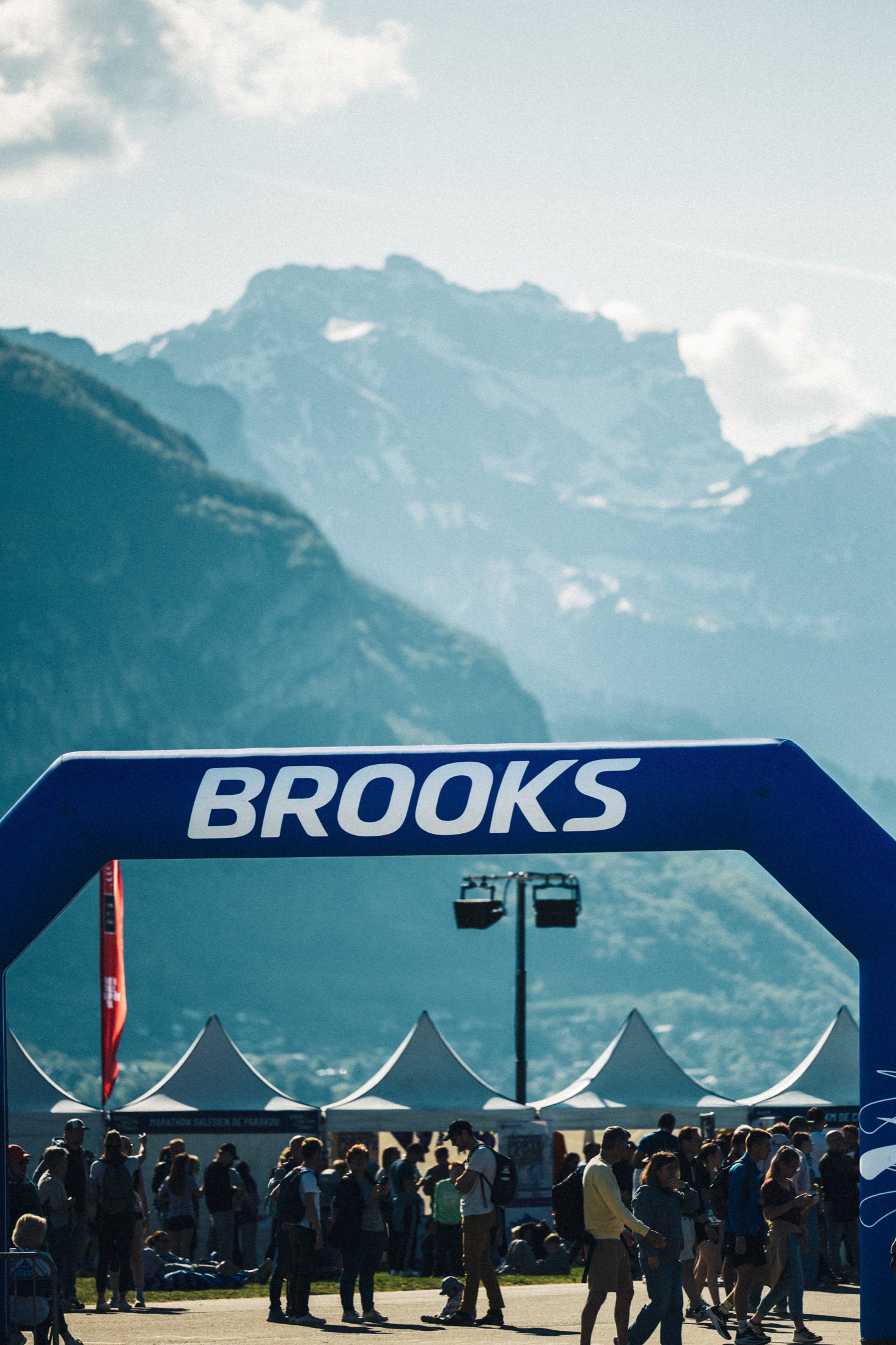 Arche Brooks face aux montagnes d’Annecy