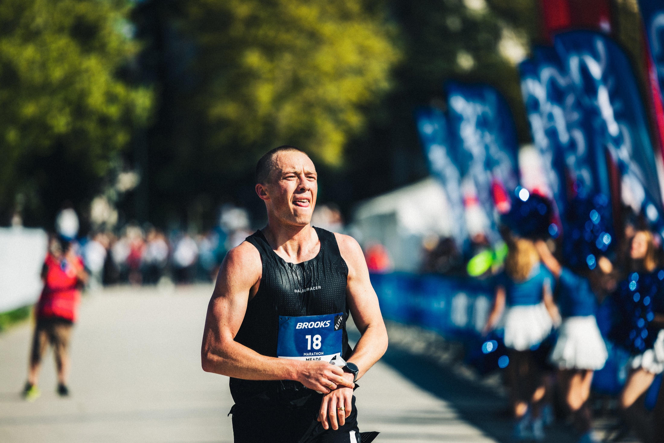 Coureur arrêté juste après la ligne d’arrivée