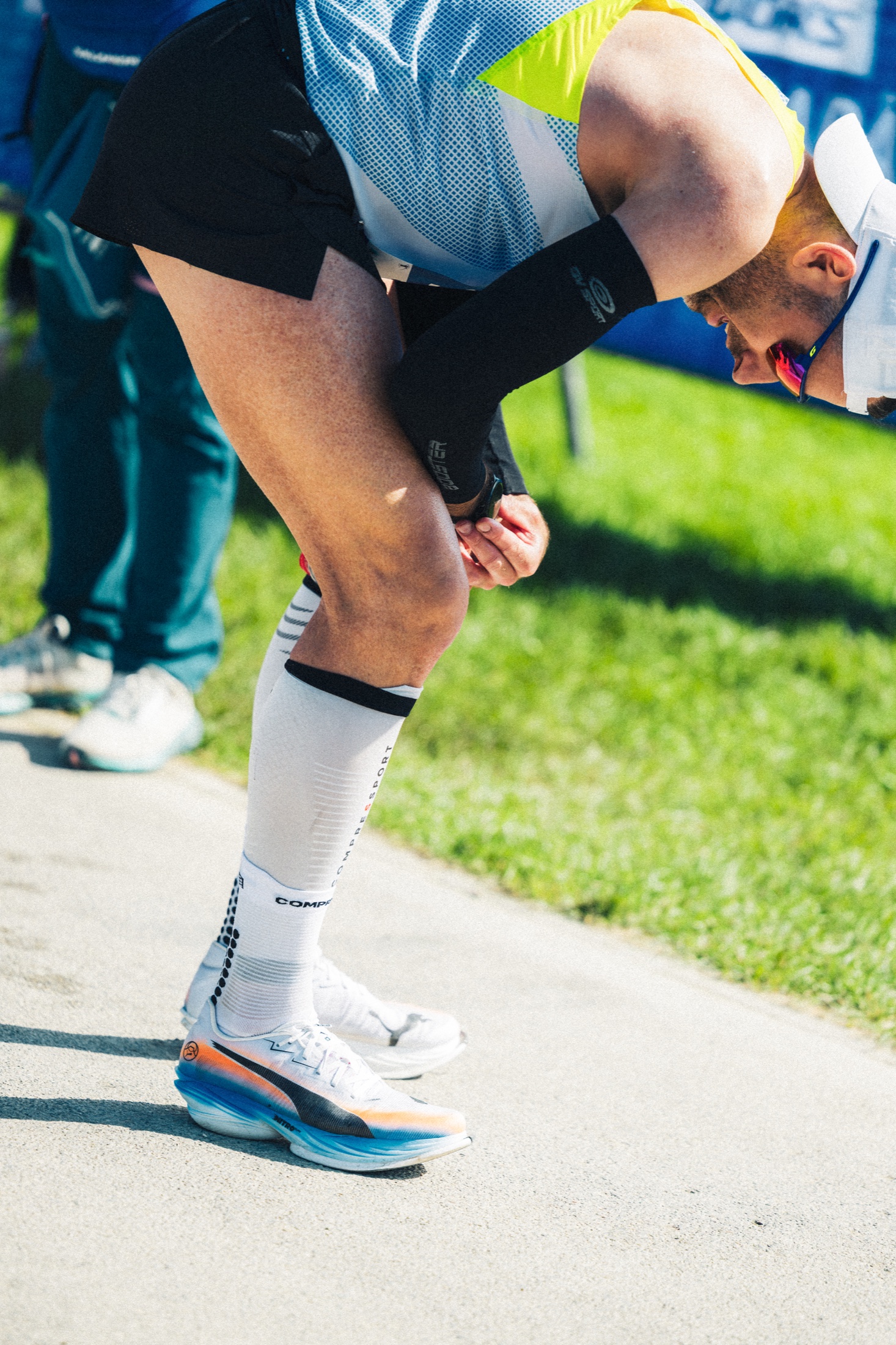 Athlète penché pour récupérer après la course