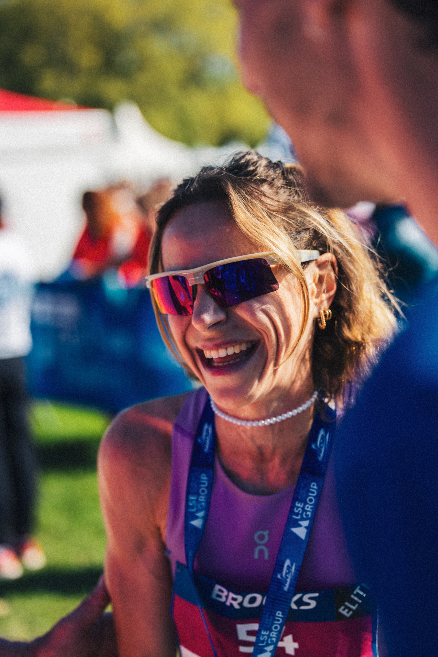 Coureuse souriante portant sa médaille