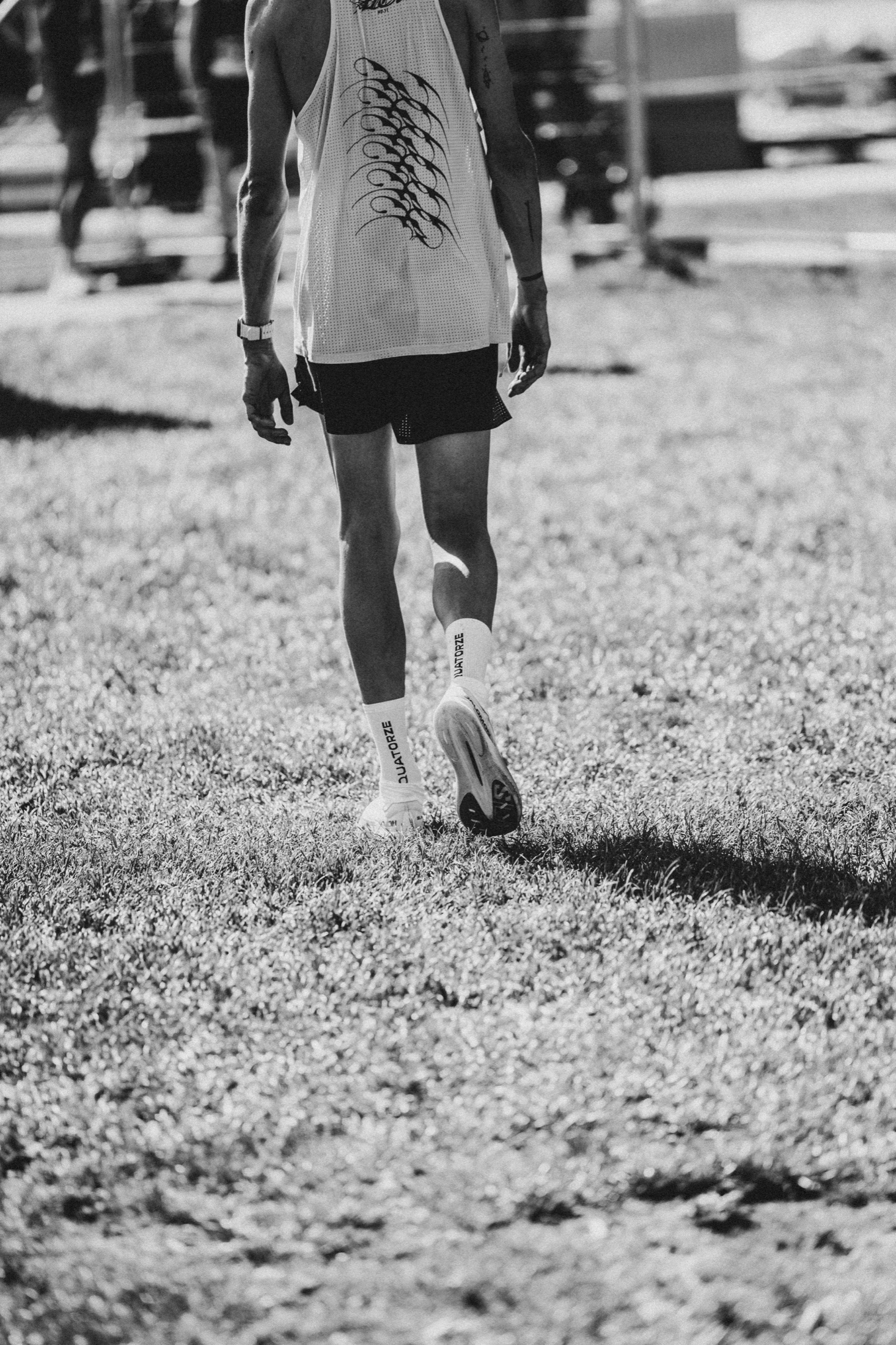 Coureur s’éloignant après la course en noir et blanc