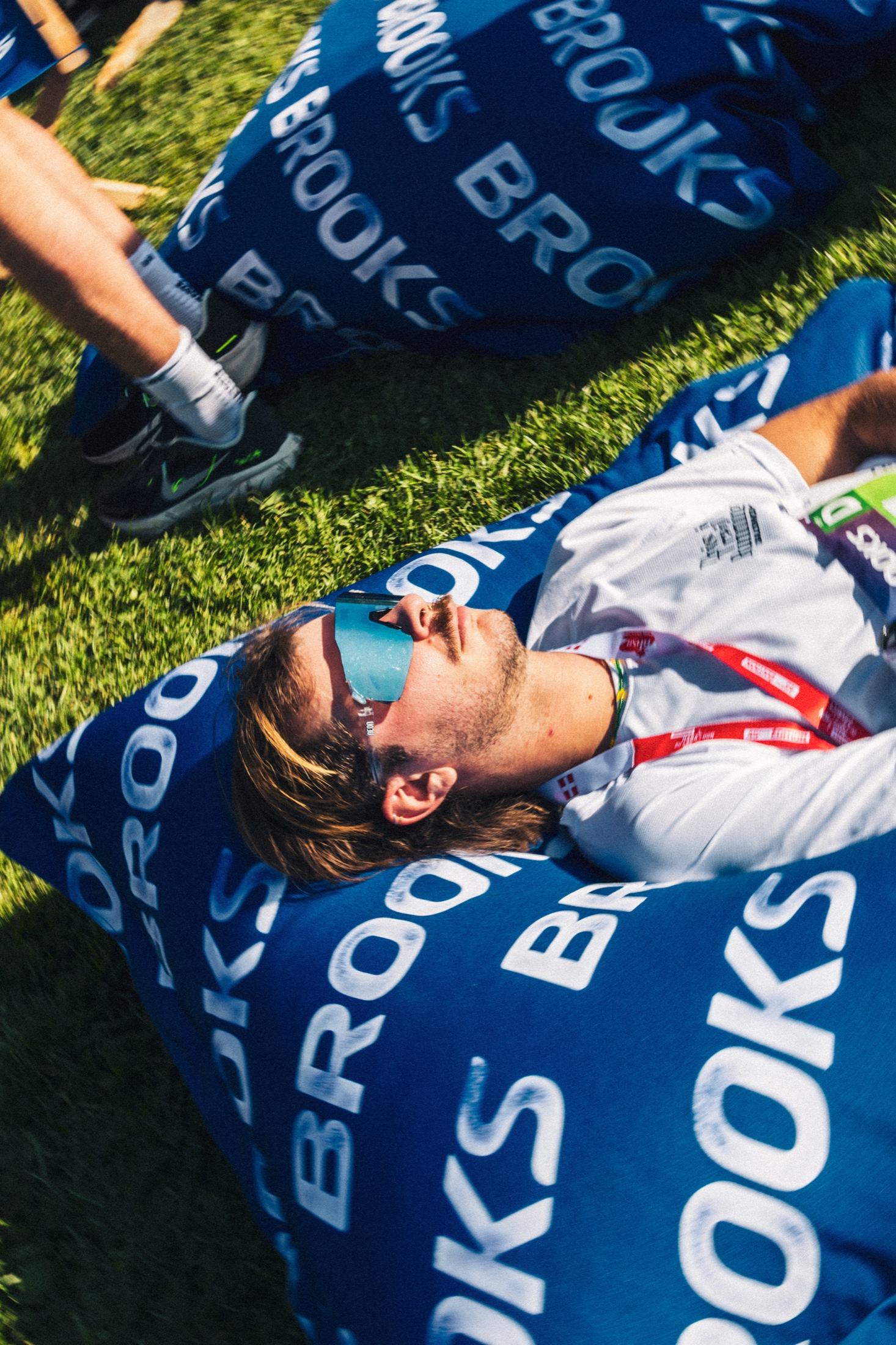 Athlète allongé sur un coussin Brooks après l’effort