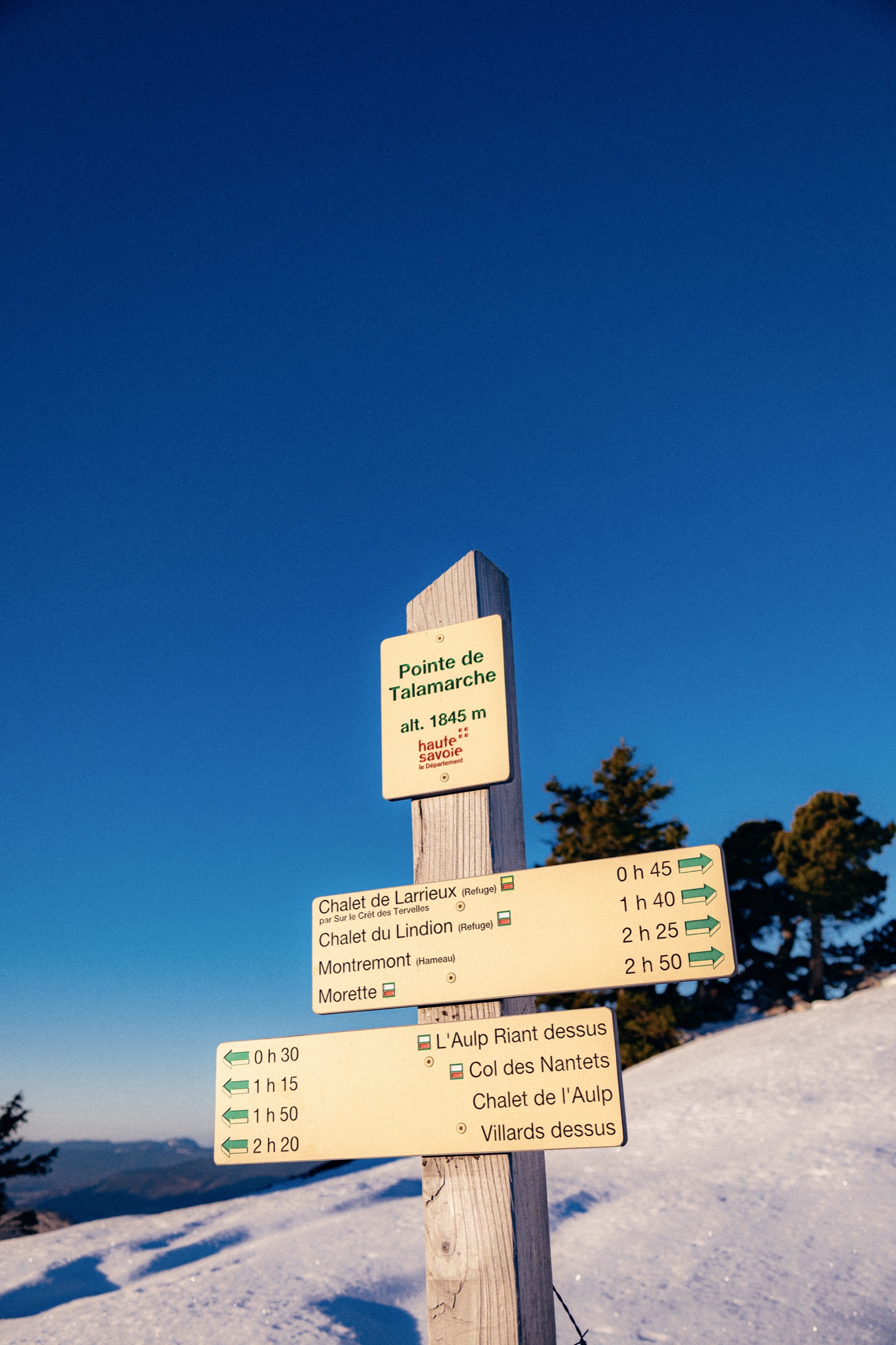 Panneau de la Pointe de Talamarche dans la lumière du matin