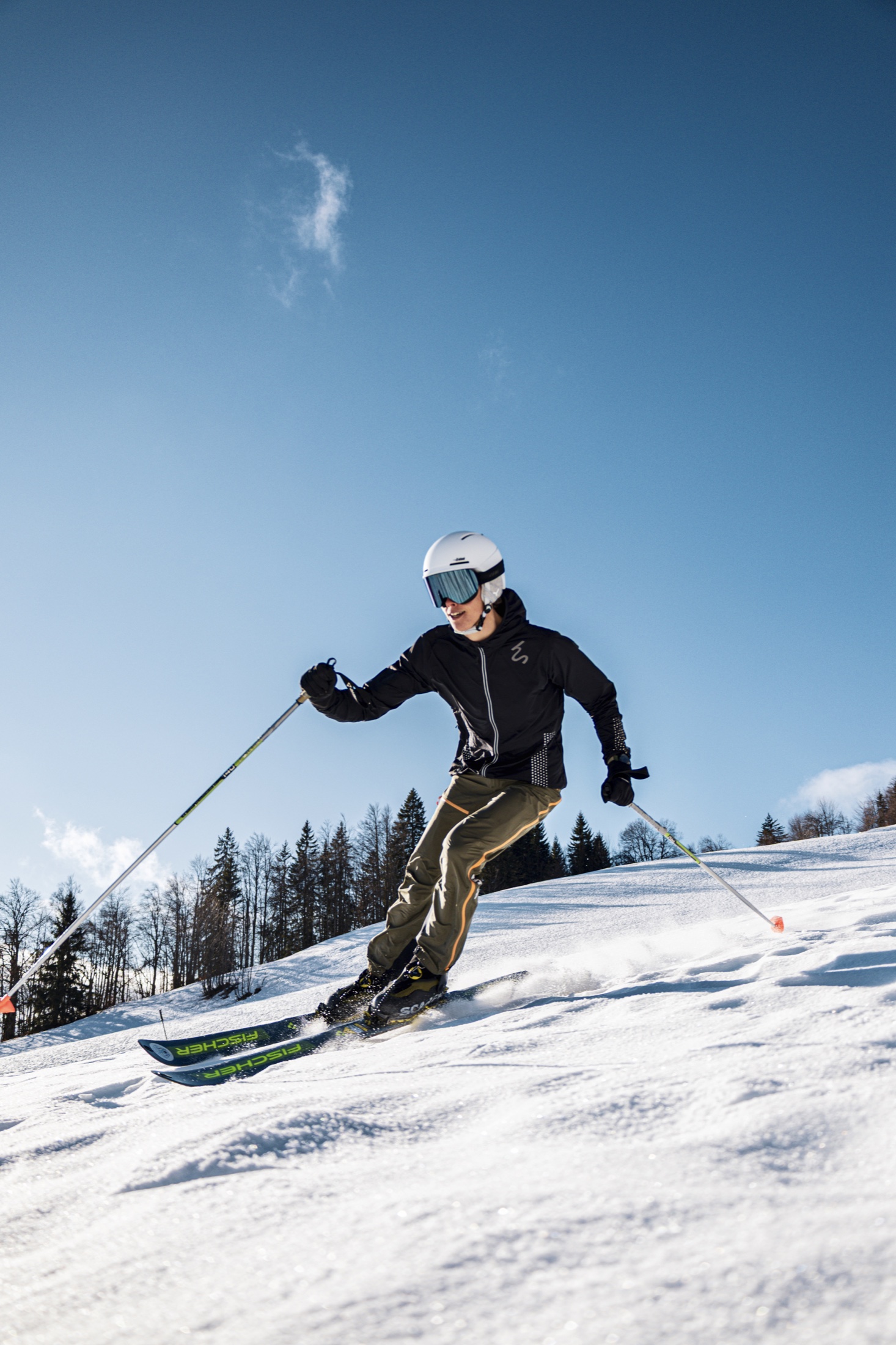 Josué Lobry effectue un virage à ski dans la neige