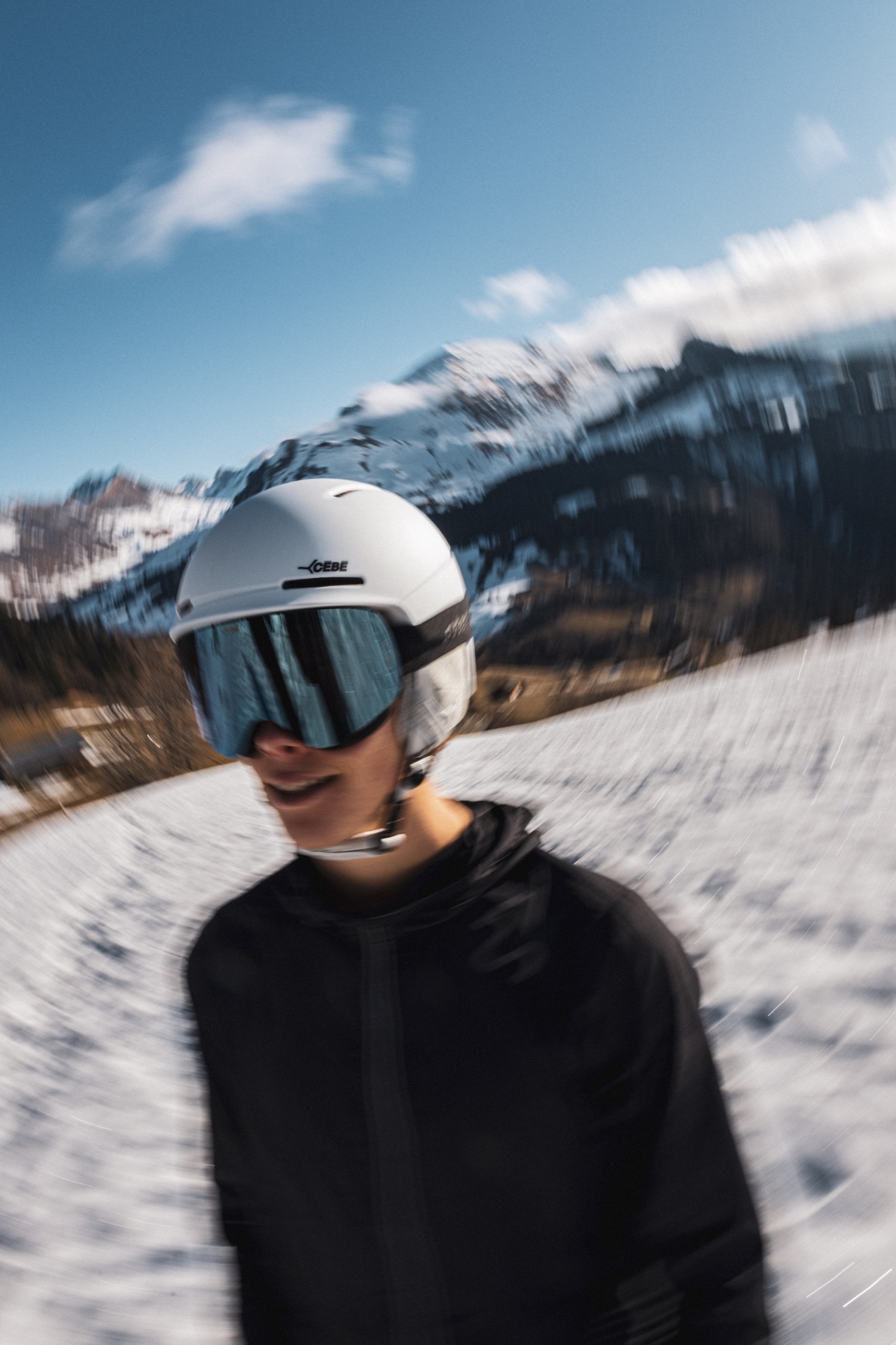 Portrait en mouvement de Josué Lobry portant un casque et un masque Cébé