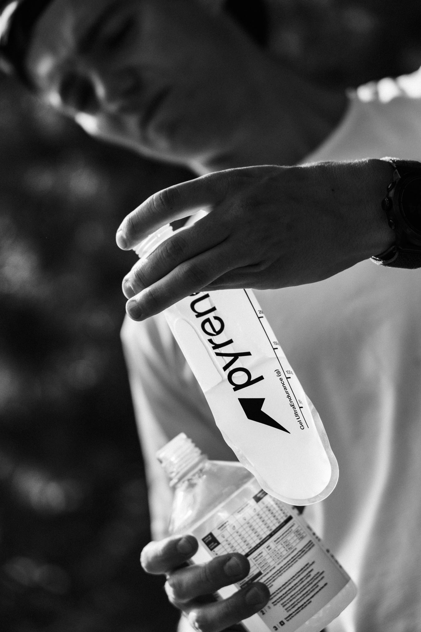 Préparation de la nutrition Pyrene dans une flasque, en noir et blanc