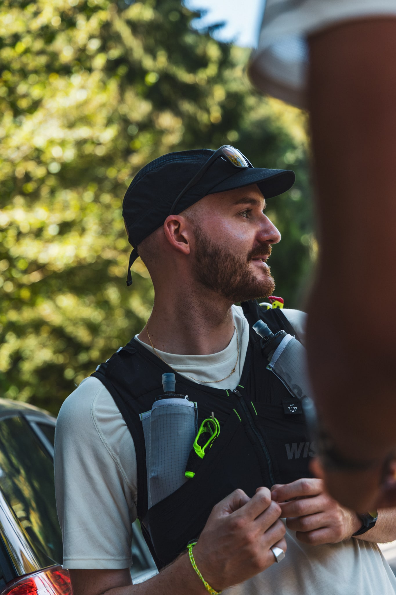 Un participant échange avec le groupe pendant une pause