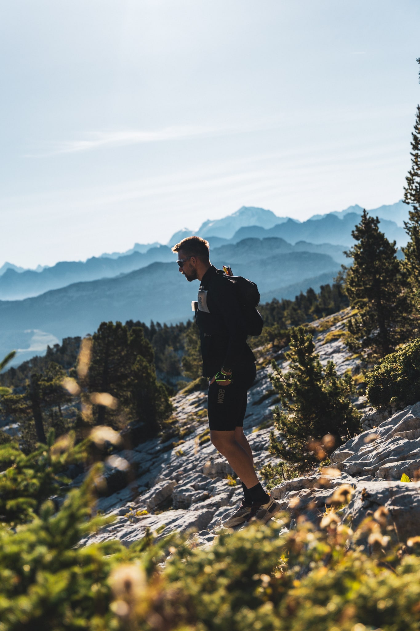 Un participant progresse sur le terrain rocheux du Parmelan