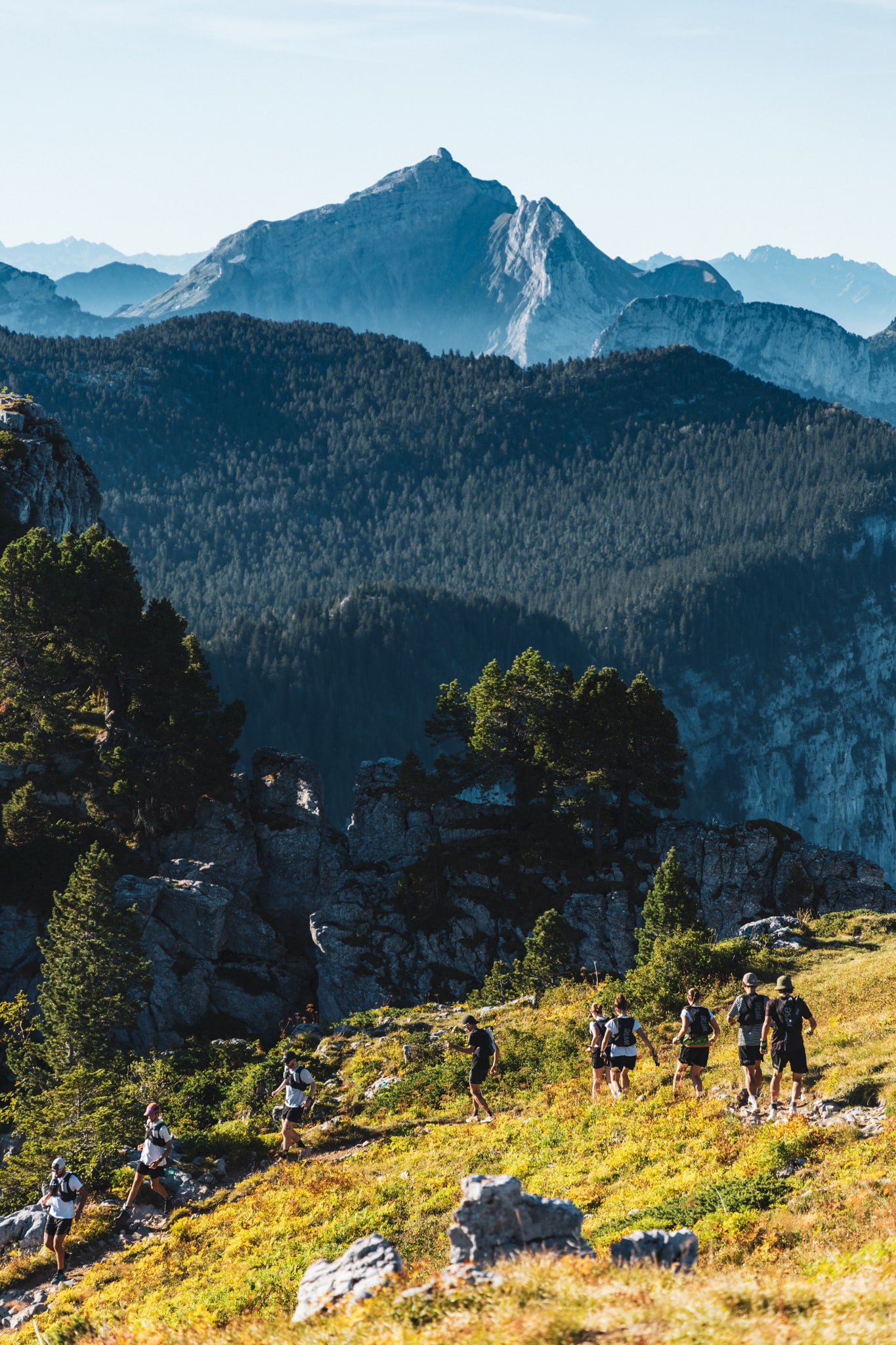 Le groupe traverse les alpages sous les reliefs du Parmelan