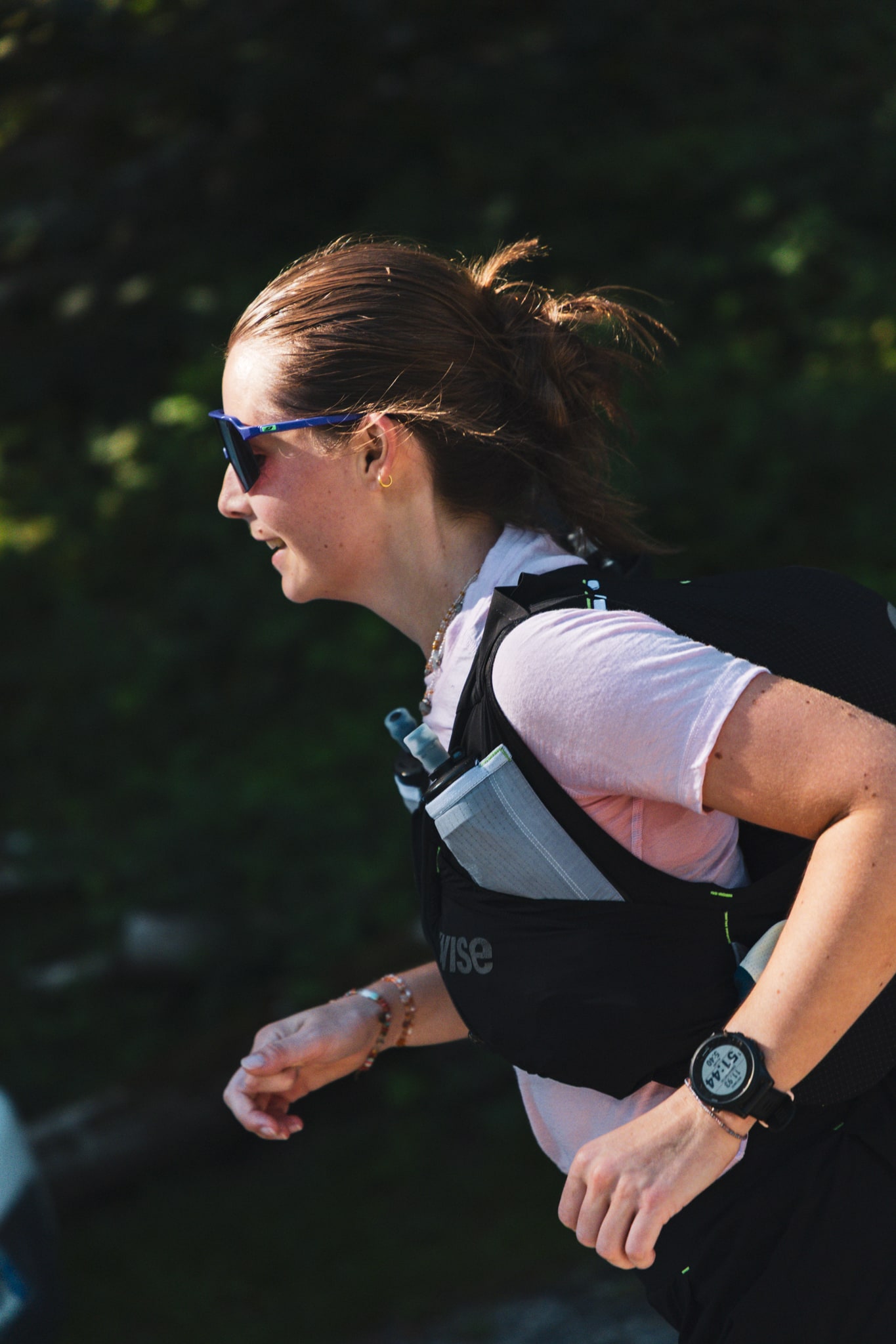 Une participante en mouvement sur le sentier